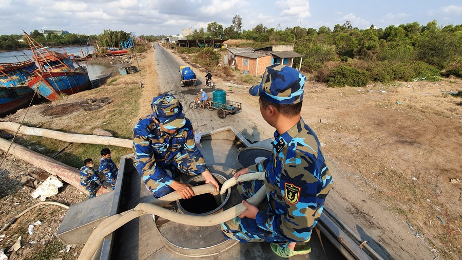 Bộ đội vận chuyển, tiếp tế nước giúp dân vùng hạn mặn ĐBSCL ảnh 10