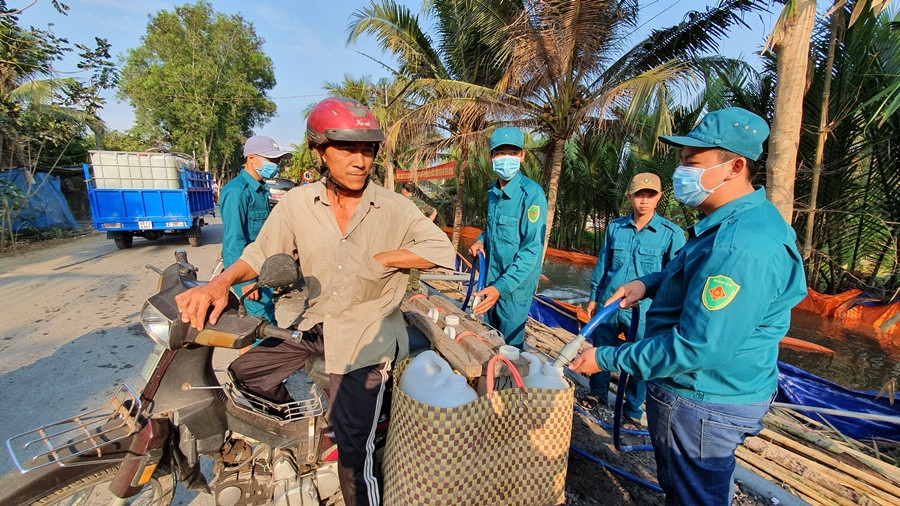 Bộ đội vận chuyển, tiếp tế nước giúp dân vùng hạn mặn ĐBSCL ảnh 7