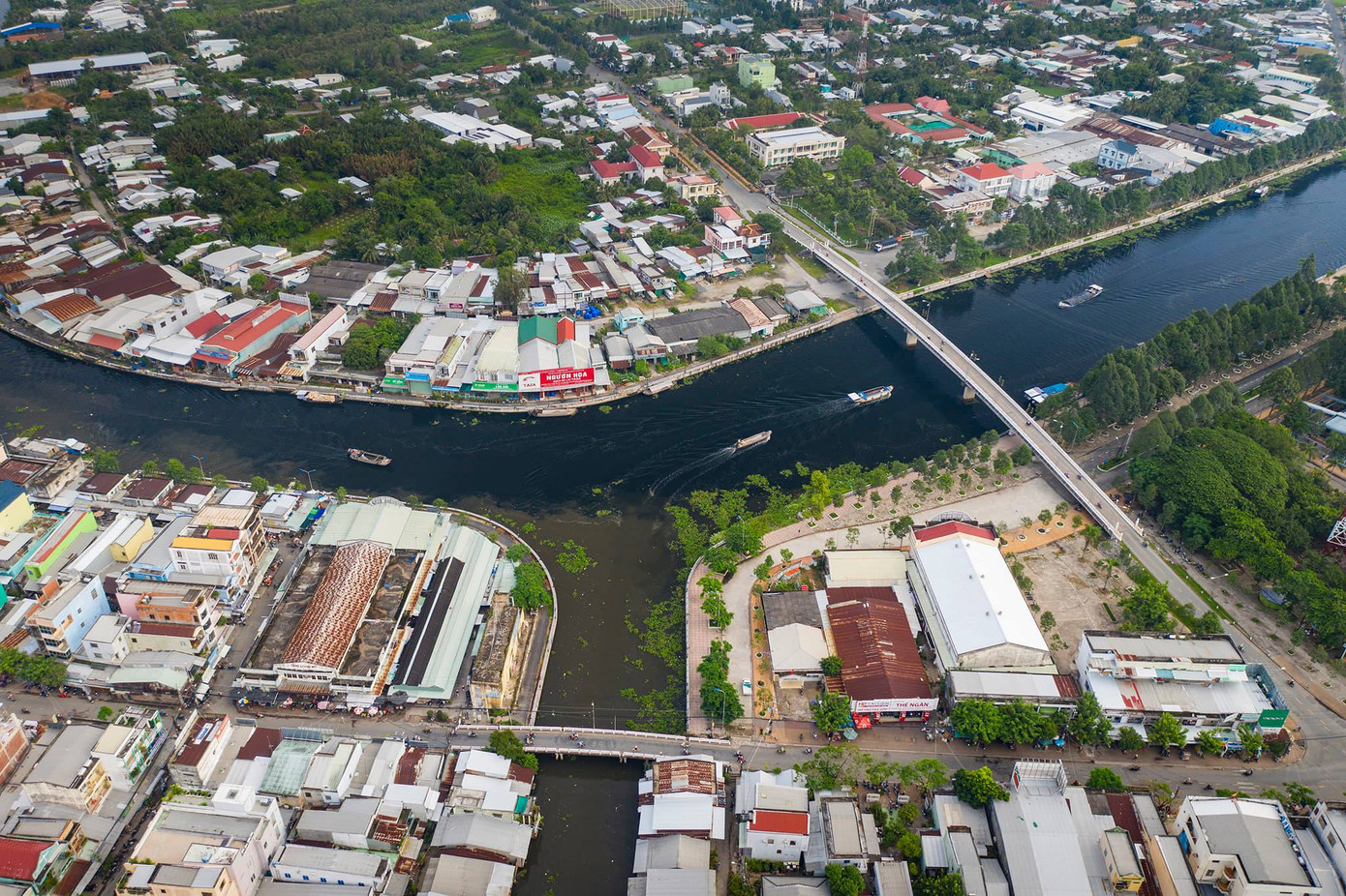 Nước sông Cái Lớn ở Long Mỹ lại đổi màu đen kịt ảnh 2