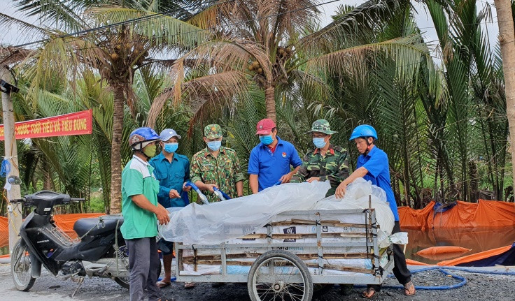 Bộ đội vận chuyển, tiếp tế nước giúp dân vùng hạn mặn ĐBSCL ảnh 8