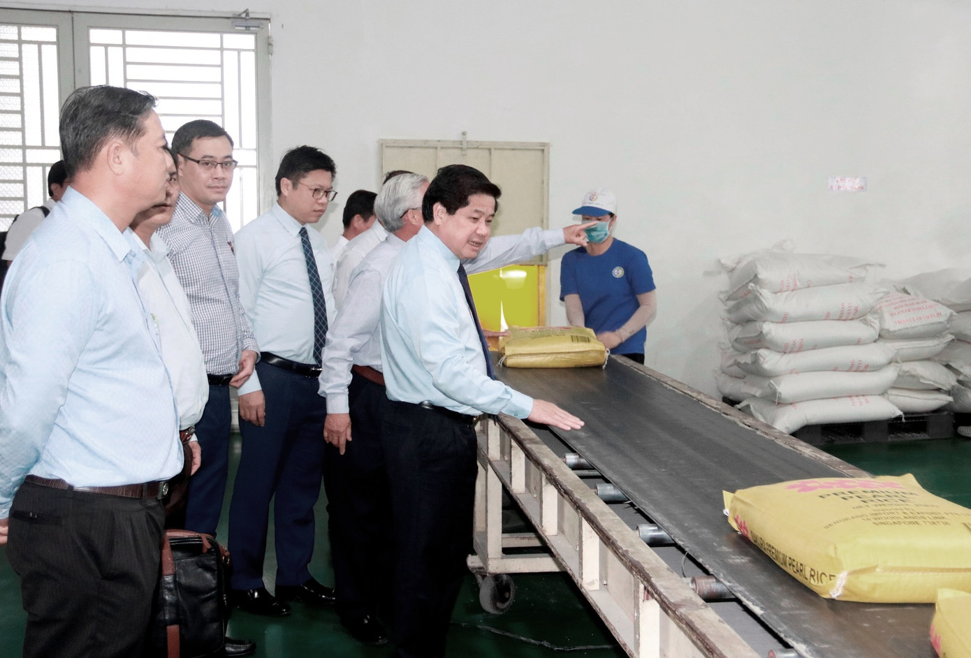 1.600 tấn gạo 'lên đường' sang Singapore và Malaysia ảnh 1