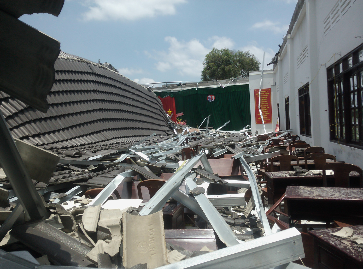 Vụ sập mái hội trường 250 chỗ ngồi ở Hậu Giang: Kỷ luật 3 cán bộ ảnh 1