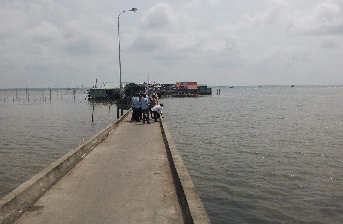 Bốn người bị bắt vì chống đối tháo dỡ cầu cảng ở Phú Quốc ảnh 2