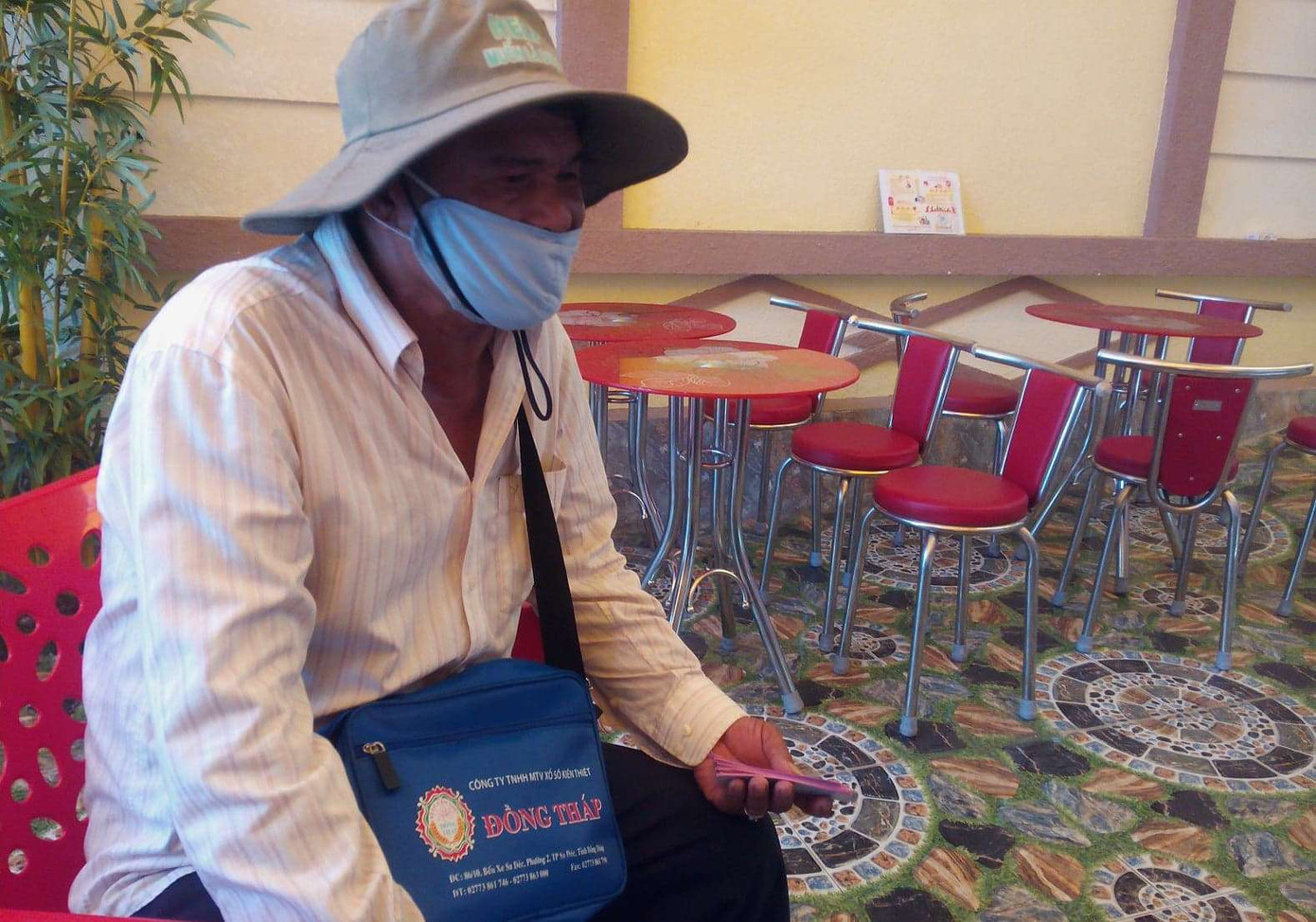 Hơn 4.100 người bán vé số ở Hậu Giang đã được hỗ trợ do COVID-19 ảnh 1