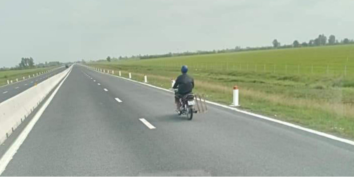 Xe máy ngang nhiên đi vào tuyến Lộ Tẻ - Rạch Sỏi dù không được phép ảnh 1