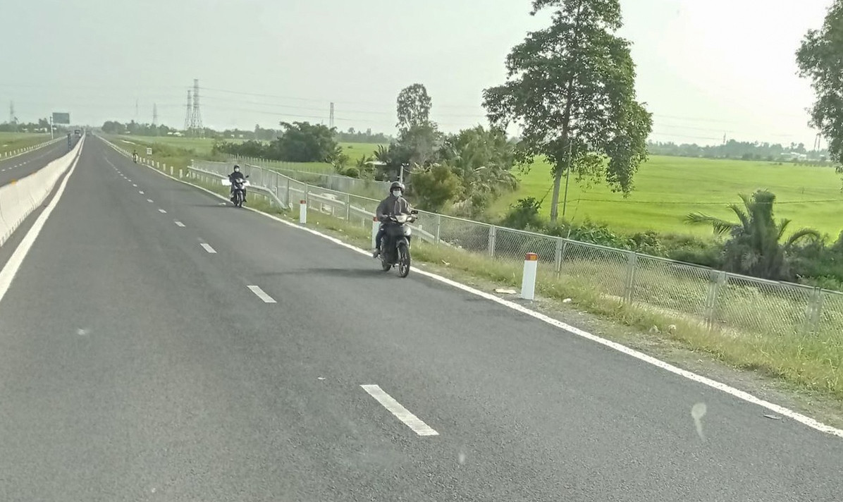 Xe máy ngang nhiên đi vào tuyến Lộ Tẻ - Rạch Sỏi dù không được phép ảnh 2
