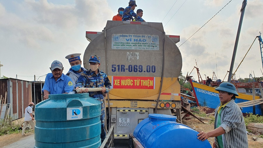 Bộ đội vận chuyển, tiếp tế nước giúp dân vùng hạn mặn ĐBSCL ảnh 12