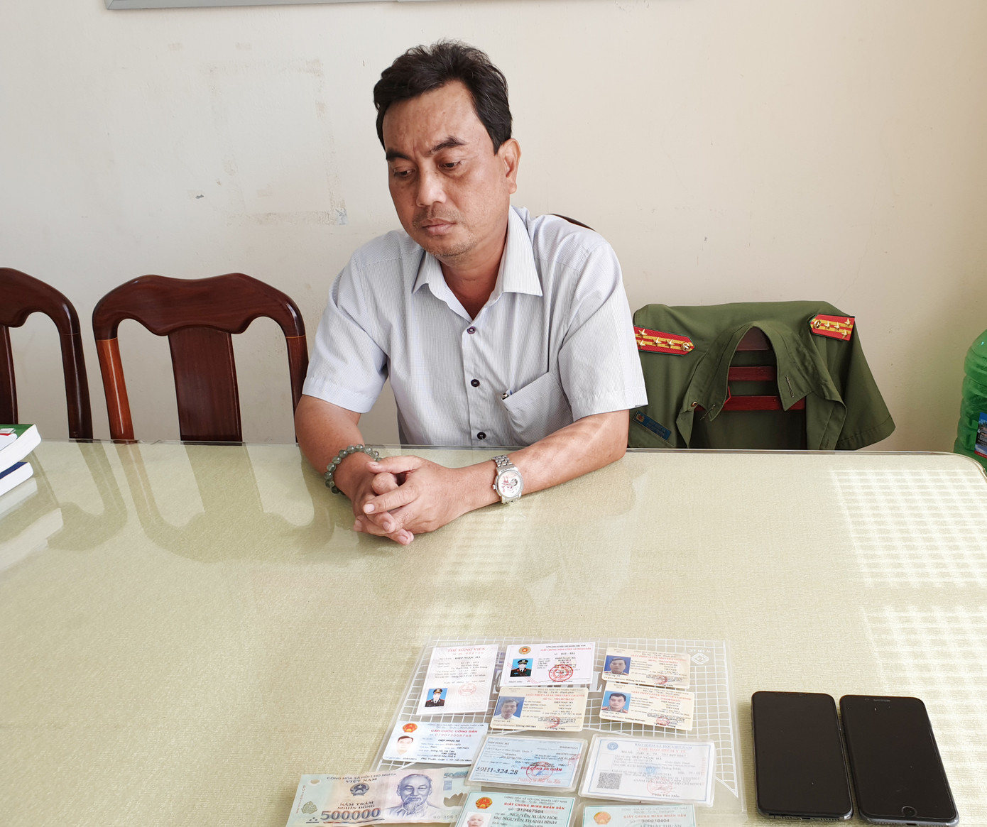 Kẻ giả danh Phó Cục trưởng ‘thăm’ Công an huyện đã lừa nhiều người tiền tỷ ảnh 1