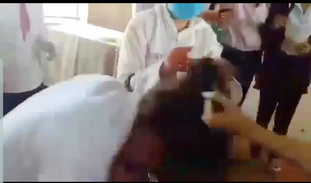 Phụ huynh tố giác vì con gái học lớp 7 bị bạn đánh dã man ảnh 1