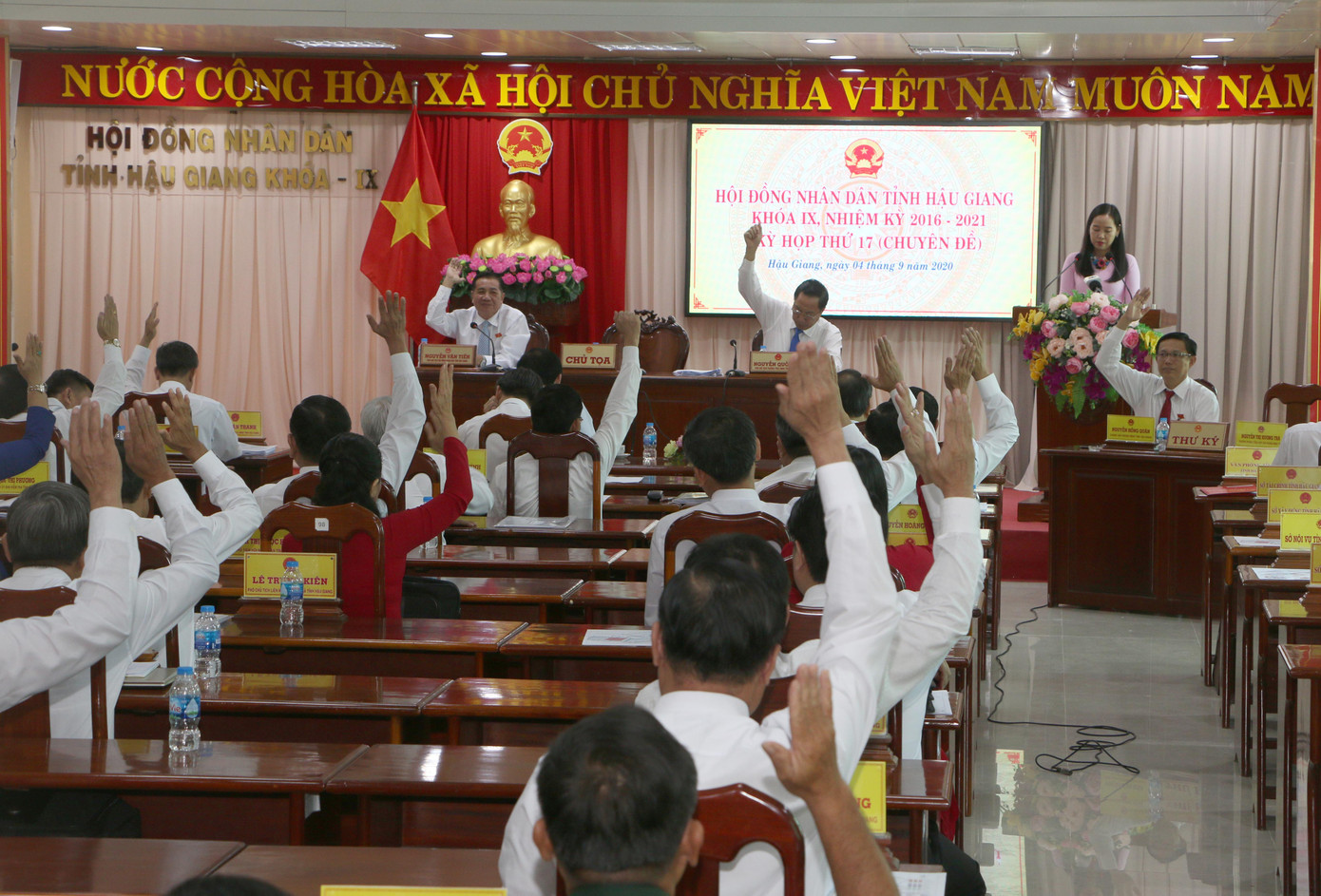 Quang cảnh kỳ họp. Ảnh: DB Hậu Giang miễn nhiệm và bầu Ủy viên UBND tỉnh ảnh 1