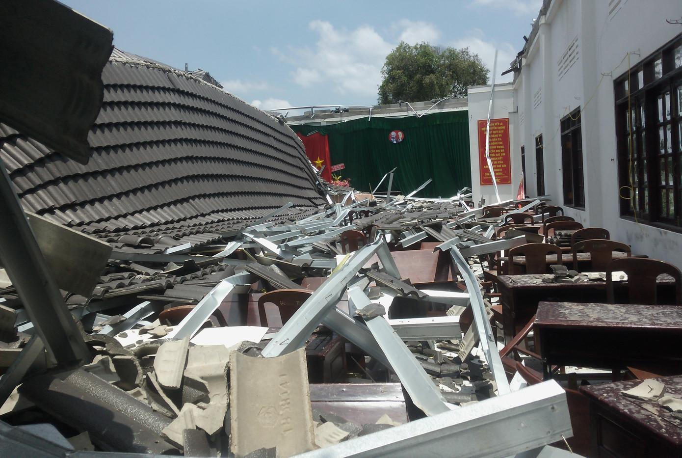 Diễn biến mới vụ sập mái hội trường 250 chỗ ngồi ở Hậu Giang ảnh 1