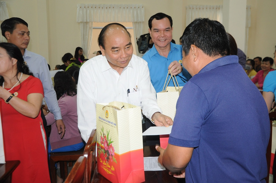 Thủ tướng Nguyễn Xuân Phúc chúc Tết, trao quà gia đình chính sách tại Cần Thơ ảnh 3