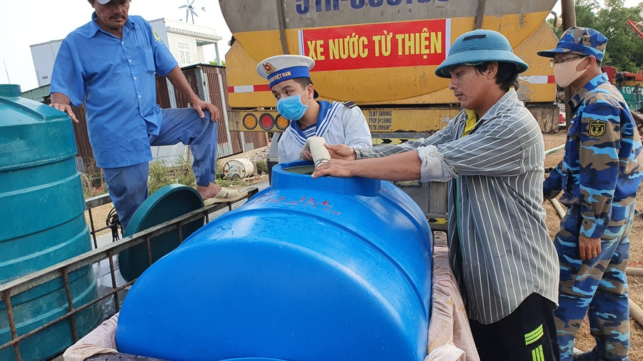 Bộ đội vận chuyển, tiếp tế nước giúp dân vùng hạn mặn ĐBSCL ảnh 13