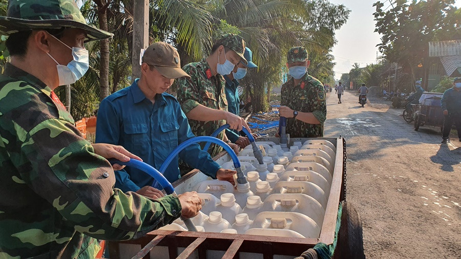 Bộ đội vận chuyển, tiếp tế nước giúp dân vùng hạn mặn ĐBSCL ảnh 5