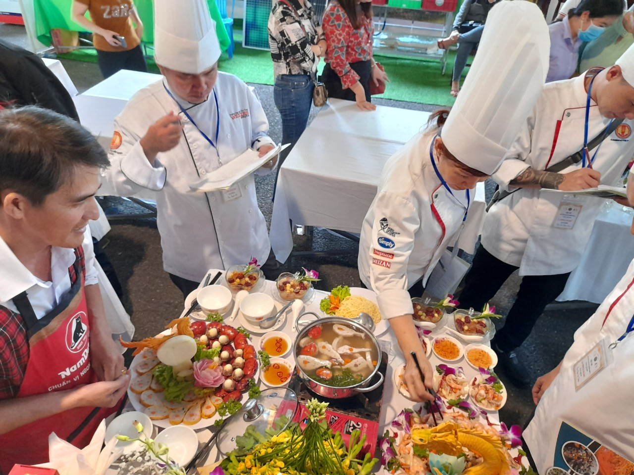 Chạy Marathon, trồng cây xanh ‘chống biến đổi khí hậu’ ảnh 9