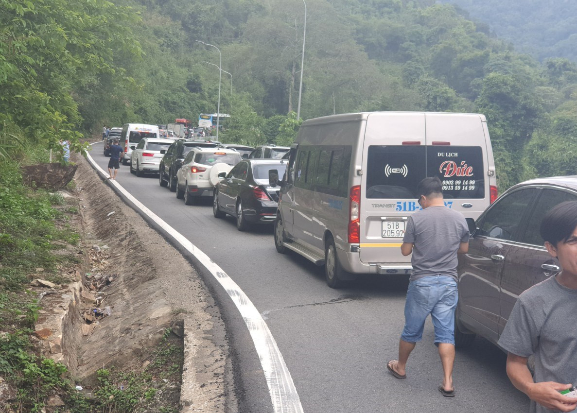 Dòng người đổ xô lên Đà Lạt, kẹt xe nhiều giờ trên đèo Bảo Lộc ảnh 5