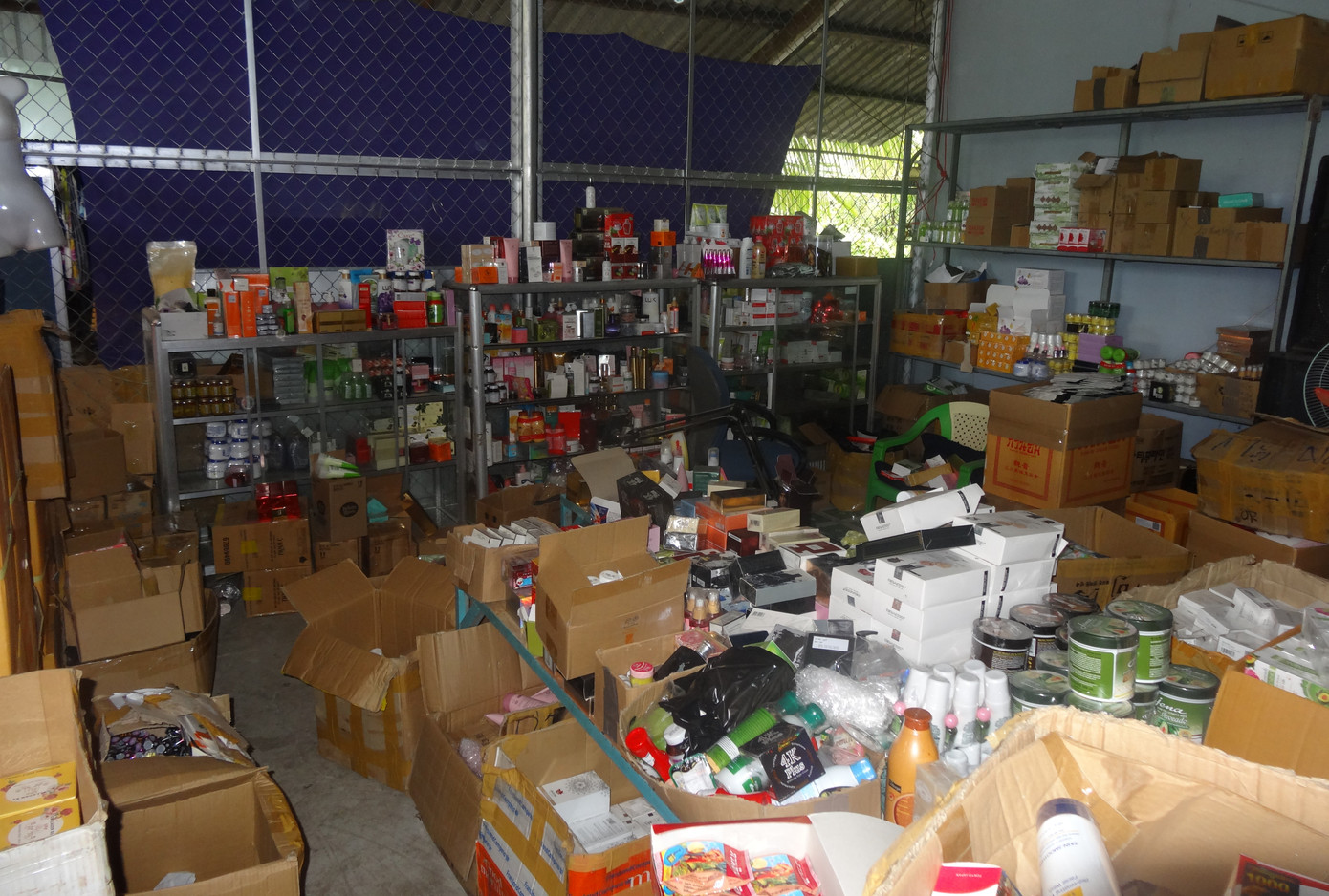 Bán thuốc và mỹ phẩm không rõ nguồn gốc, bị phạt 64 triệu đồng ảnh 1