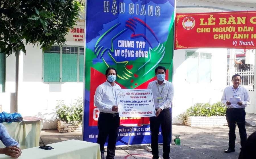 Hậu Giang tiếp nhận 4 máy ATM gạo cùng nhiều phần quà hỗ trợ phòng chống COVID-19 ảnh 1
