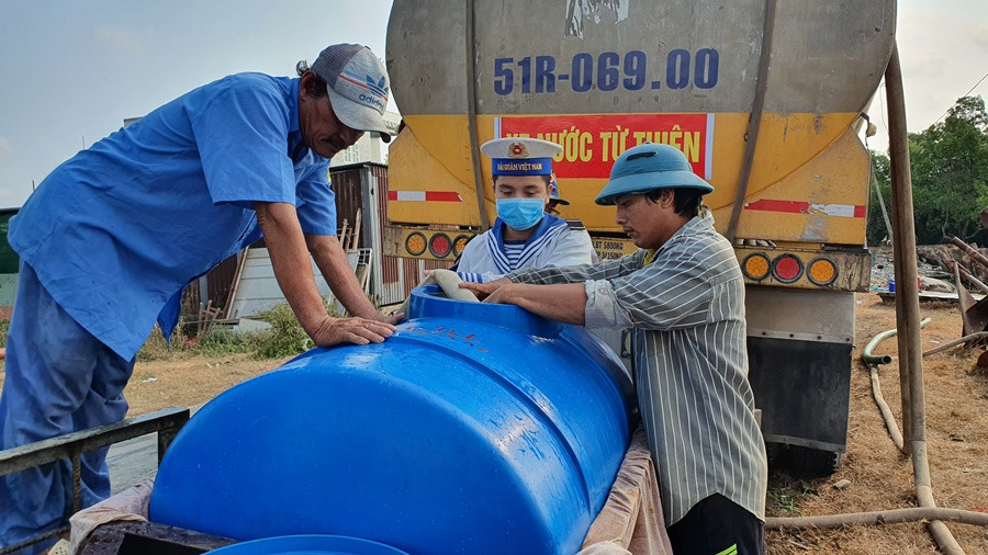 Bộ đội vận chuyển, tiếp tế nước giúp dân vùng hạn mặn ĐBSCL ảnh 11