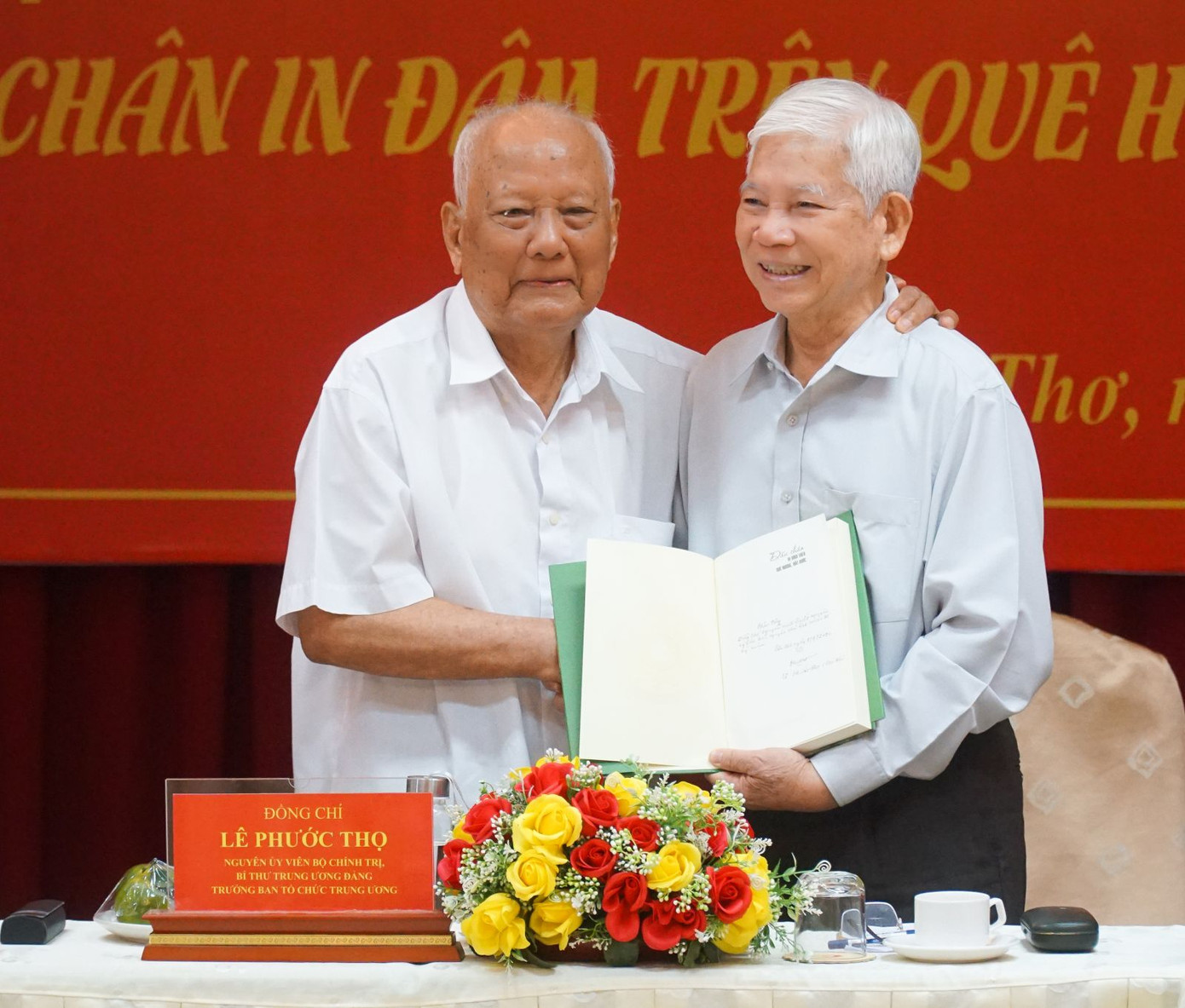 Nguyên Trưởng ban Tổ chức Trung ương Lê Phước Thọ ra mắt sách ảnh 2