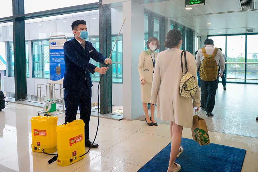 Hàng không Việt đầu tiên xịt khử trùng toàn bộ hành khách phòng dịch Covid-19 ảnh 4