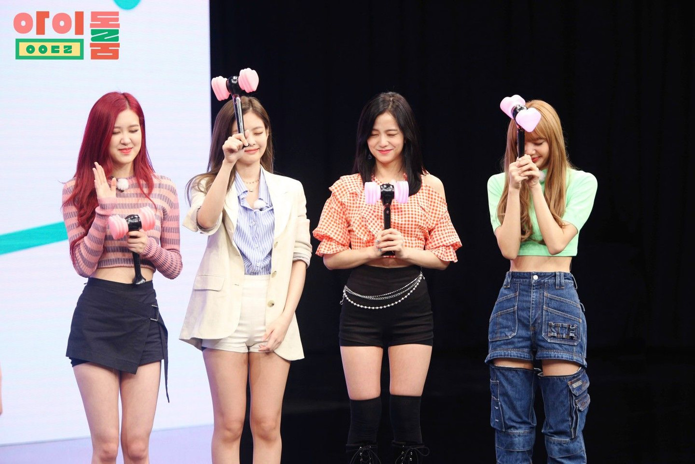 Góc cưng xỉu: Xin quà ông già Noel dễ thương thế này, cô bé đúng chất fangirl BLACKPINK ảnh 2