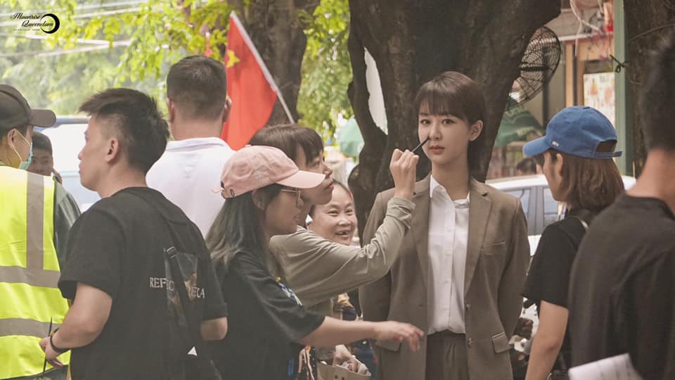 Dường như cô nàng đã giảm cân hiệu quả để có được gương mặt và vóc dáng thon gọn hơn “Nữ bác sĩ tâm lý“: Loạt ảnh hậu trường của Dương Tử lên hot search với nhan sắc gây bất ngờ ảnh 3
