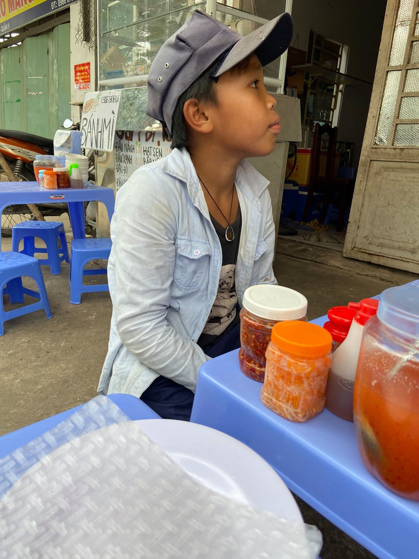 "Ông già Noel" giữa đời thực: Mở lớp học miễn phí cho 4 em nhỏ bán ve chai ảnh 1