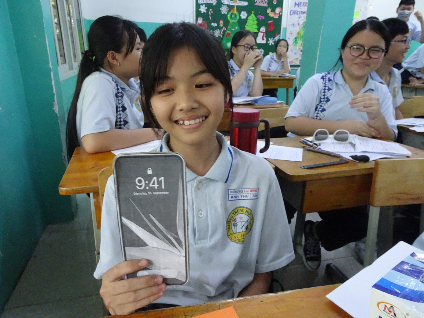 Thầy hiệu trưởng trường người ta: Hóa trang thành ông già Noel phát iPhone 12 cho học sinh ảnh 3