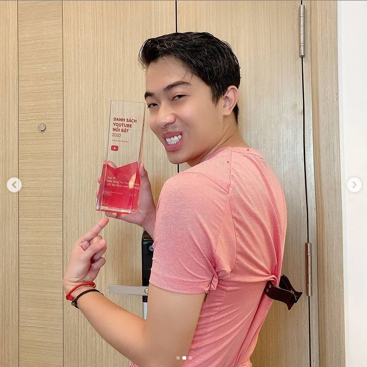 Lầy như Cris Devil Gamer: Lấy kẹp tóc của vợ tạo dáng nhận cúp Top 10 YouTube Creator 2020 ảnh 2