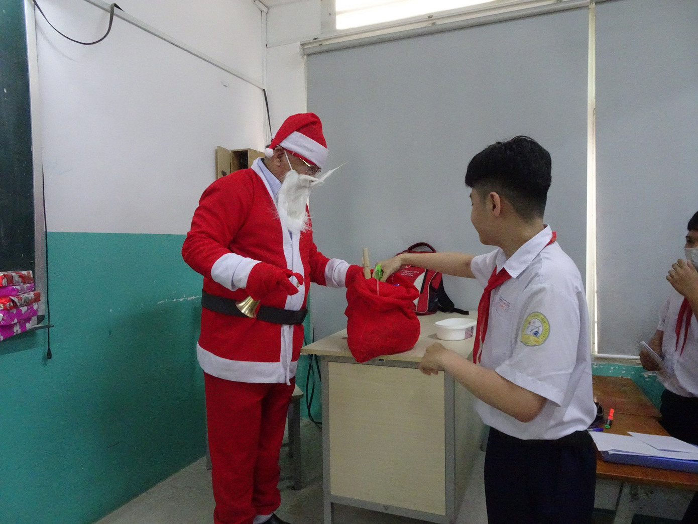 Thầy hiệu trưởng trường người ta: Hóa trang thành ông già Noel phát iPhone 12 cho học sinh ảnh 2