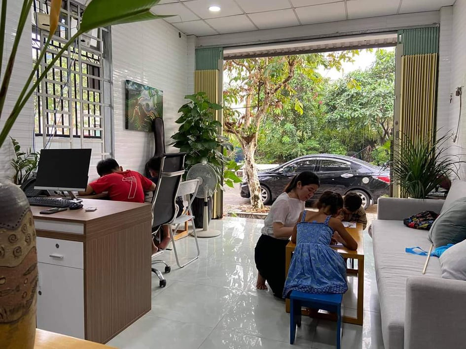 "Ông già Noel" giữa đời thực: Mở lớp học miễn phí cho 4 em nhỏ bán ve chai ảnh 2