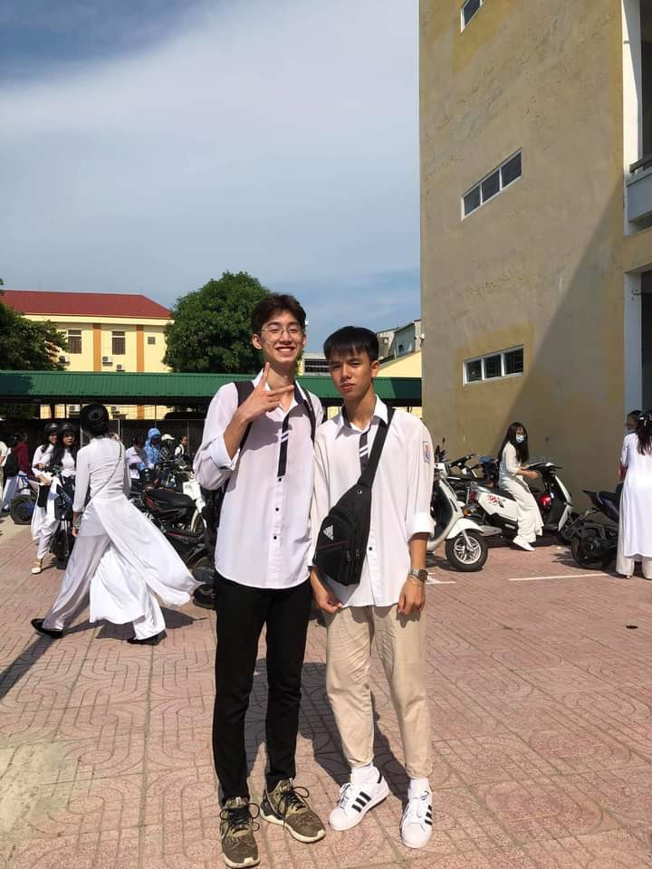 Chụp chung MC Diệp Chi (Đường lên đỉnh Olympia), nam sinh gây chú ý bởi vẻ ngoài điển trai ảnh 3