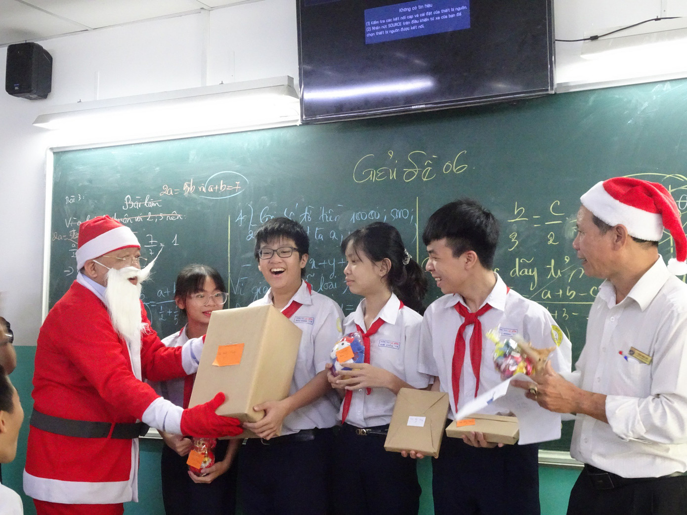 Thầy hiệu trưởng trường người ta: Hóa trang thành ông già Noel phát iPhone 12 cho học sinh ảnh 1