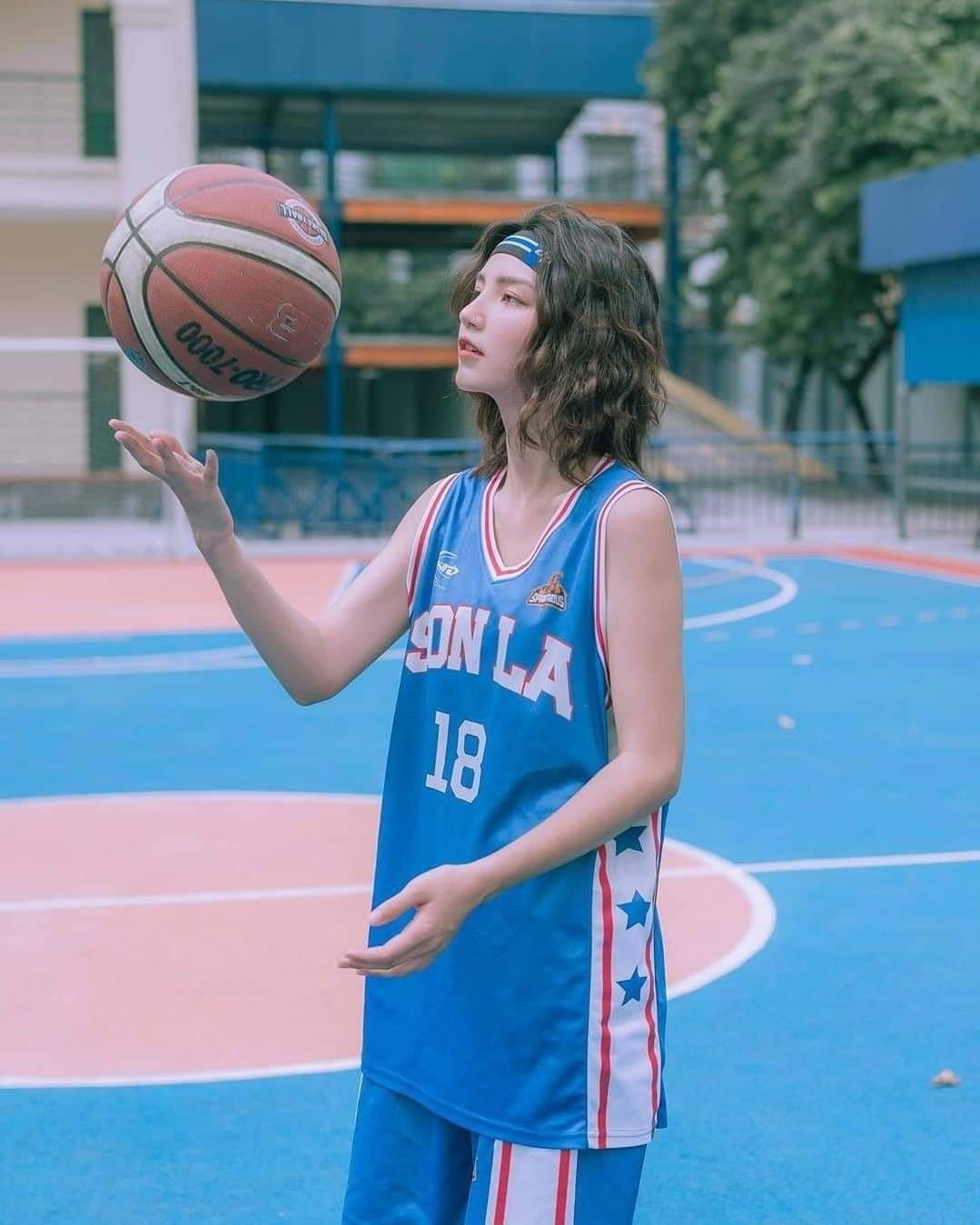 Nữ sinh gây sốt với bộ ảnh chơi bóng rổ sở hữu nét đẹp trong veo mà vẫn cool ngầu ảnh 2