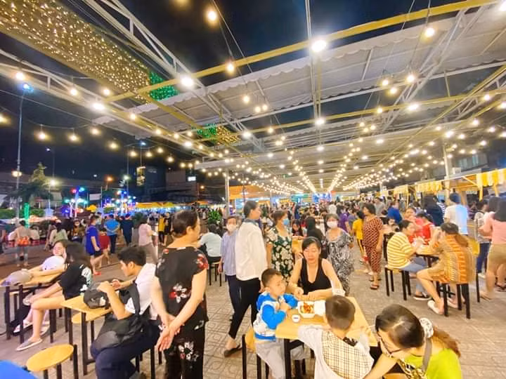 Hẹn hò Sài Gòn: Lạc lối ở thiên đường ẩm thực và mua sắm tại phố đi bộ Kỳ đài Quang Trung ảnh 6