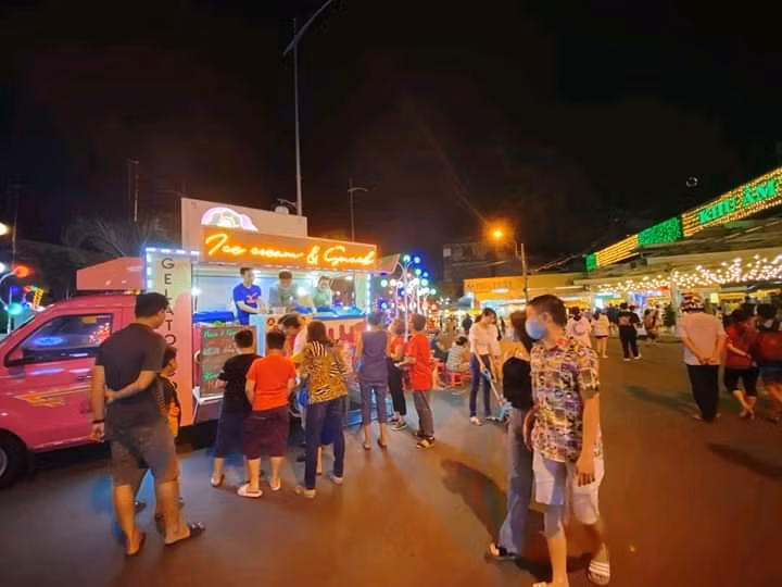 Hẹn hò Sài Gòn: Lạc lối ở thiên đường ẩm thực và mua sắm tại phố đi bộ Kỳ đài Quang Trung ảnh 2