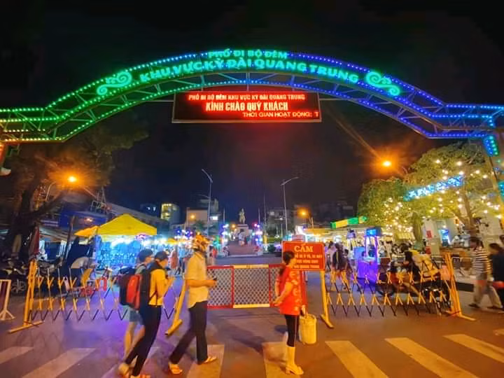 Hẹn hò Sài Gòn: Lạc lối ở thiên đường ẩm thực và mua sắm tại phố đi bộ Kỳ đài Quang Trung ảnh 1