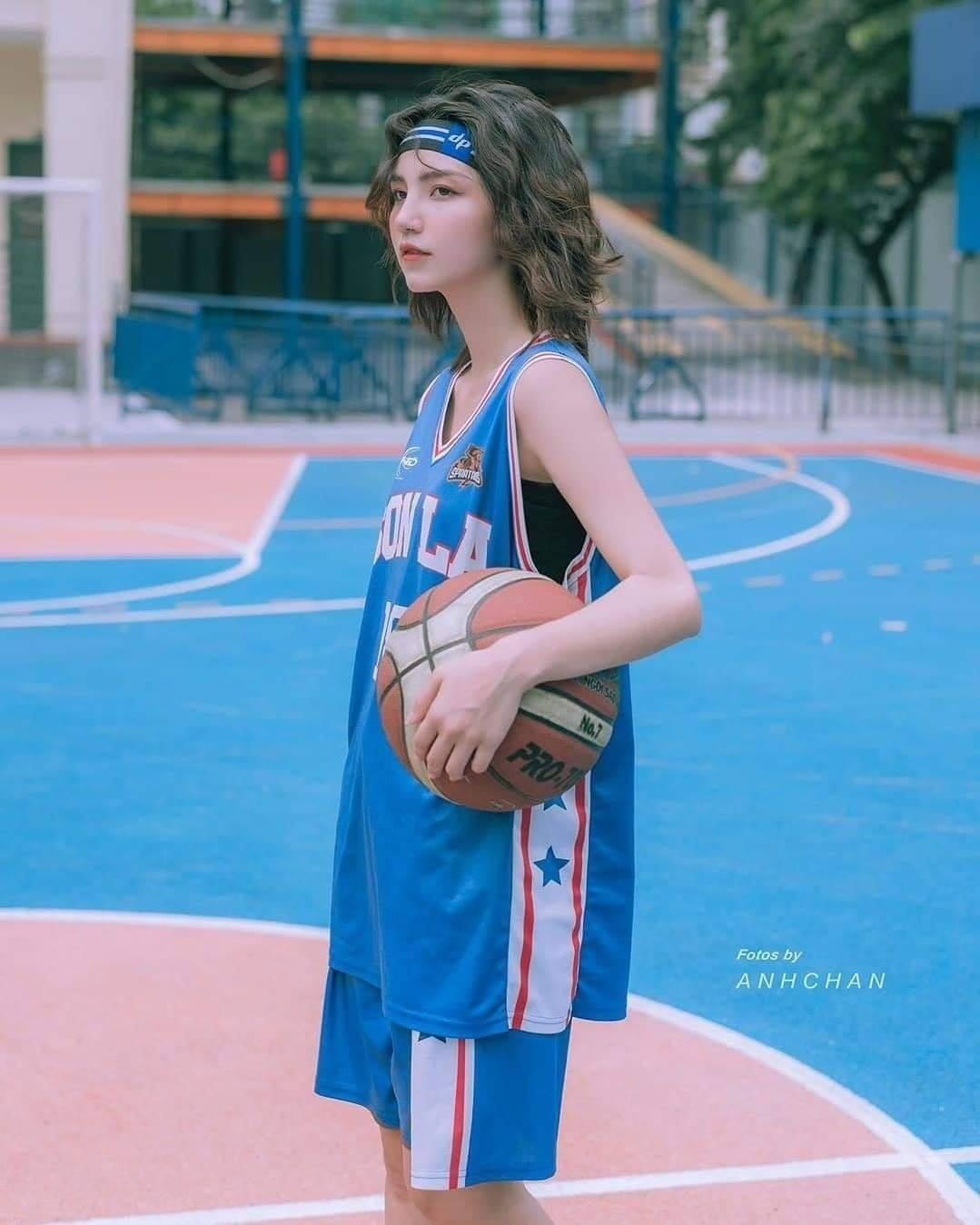 Nữ sinh gây sốt với bộ ảnh chơi bóng rổ sở hữu nét đẹp trong veo mà vẫn cool ngầu ảnh 1