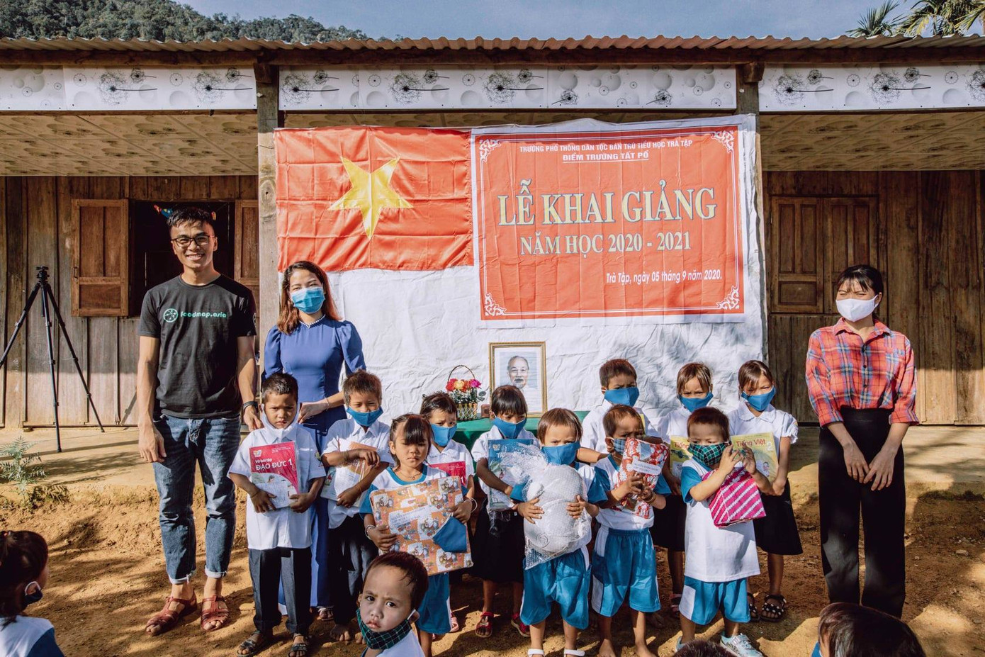 Bộ ảnh đẹp về hành trình thắp sáng ước mơ đến trường của các em nhỏ vùng cao ảnh 6