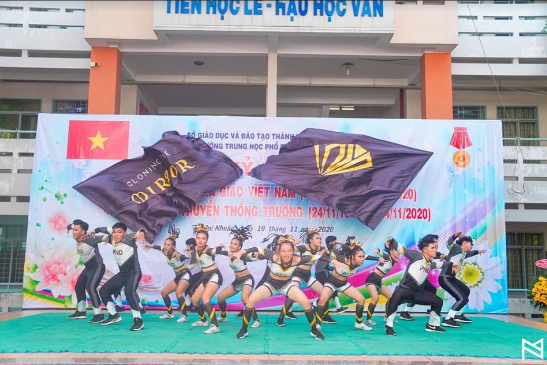 Ngày 20/11 ở TP.HCM: Cựu học sinh Trần Chuyên tề tựu, Phong Lê hashtag “Tri ân thầy cô“ ảnh 7