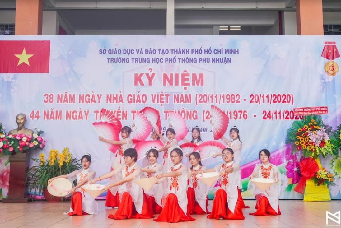 Ngày 20/11 ở TP.HCM: Cựu học sinh Trần Chuyên tề tựu, Phong Lê hashtag “Tri ân thầy cô“ ảnh 9