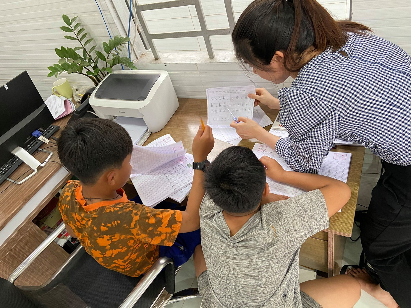 "Ông già Noel" giữa đời thực: Mở lớp học miễn phí cho 4 em nhỏ bán ve chai ảnh 3