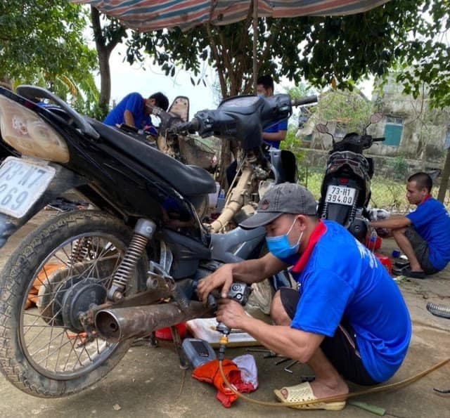 Ấm áp tình đồng bào: Hơn 1.000 xe máy ở Quảng Bình được sửa chữa miễn phí ảnh 3