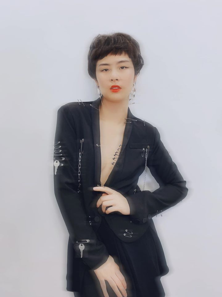 Ngọc Hân 'chơi lớn' cắt tóc tém, mặc vest khoe vòng một khiến fans 'trầm trồ' ảnh 1