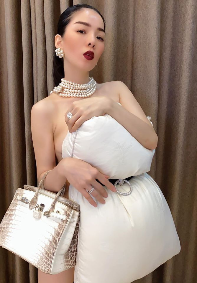 Lệ Quyên lấy gối làm váy khoe đường cong sexy nuột nà ảnh 2