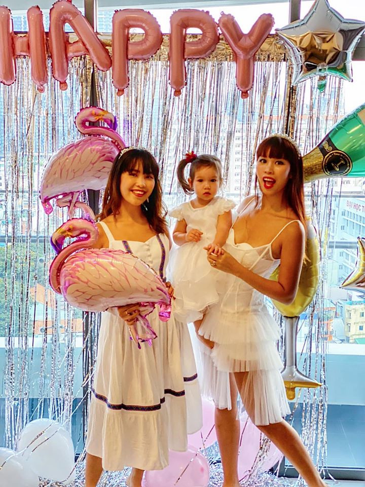 Hà Anh khoe đường cong 'bỏng mắt' khi thực hiện thử thách chụp ảnh với gối ảnh 3