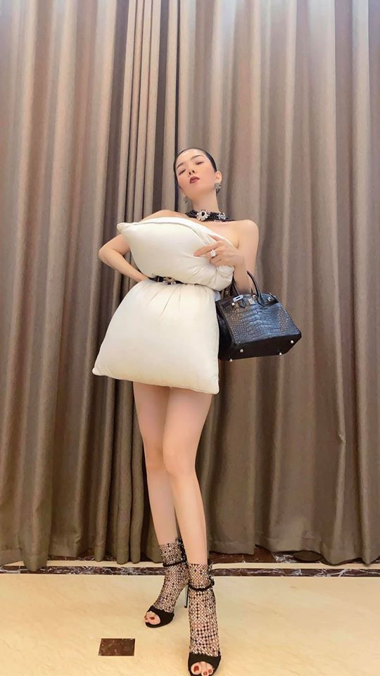 Lệ Quyên lấy gối làm váy khoe đường cong sexy nuột nà ảnh 3
