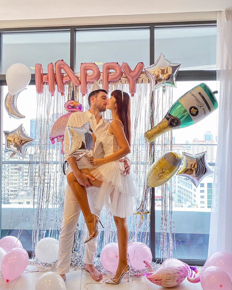 Hà Anh khoe đường cong 'bỏng mắt' khi thực hiện thử thách chụp ảnh với gối ảnh 4