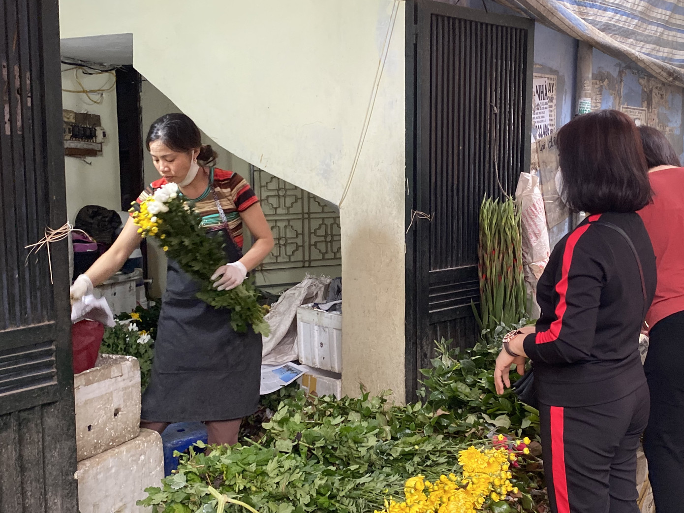 Mùng 1, hoa tươi giảm giá, dâu tây siêu rẻ ảnh 1